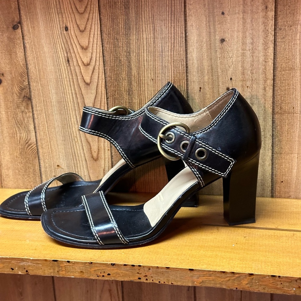 strap black heel with white stitching